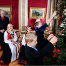 Torsdag 19. desember var Kongeparet og Kronprinsfamilien samlet til julefotografering på Slottet (Foto: Håkon Mosvold Larsen, NTB scanpix)